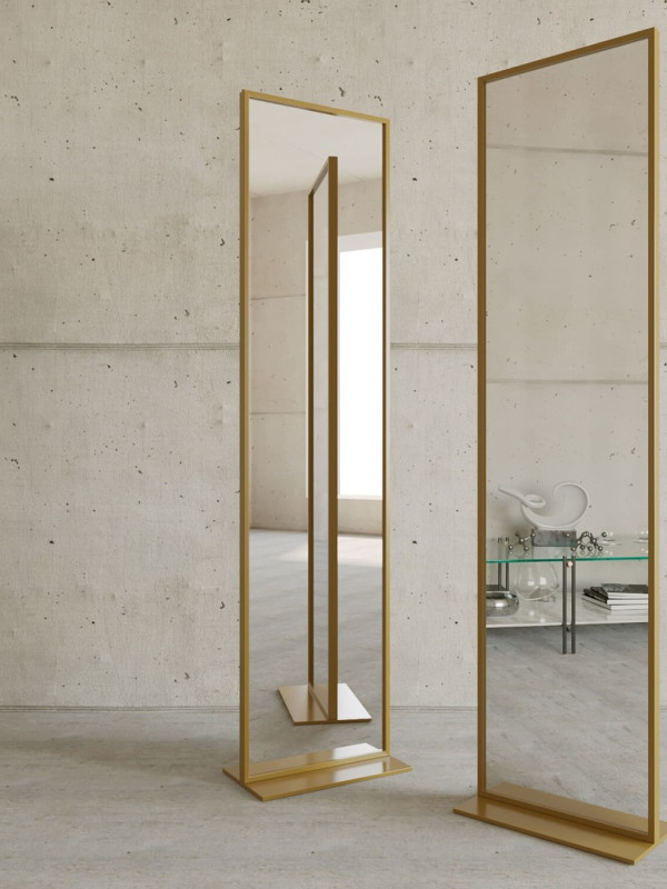 Дизайнерское напольное зеркало Glass Memory Queen в металлической раме золотого цвета Дизайнерское напольное зеркало Glass Memory Queen в металлической раме золотого цвета